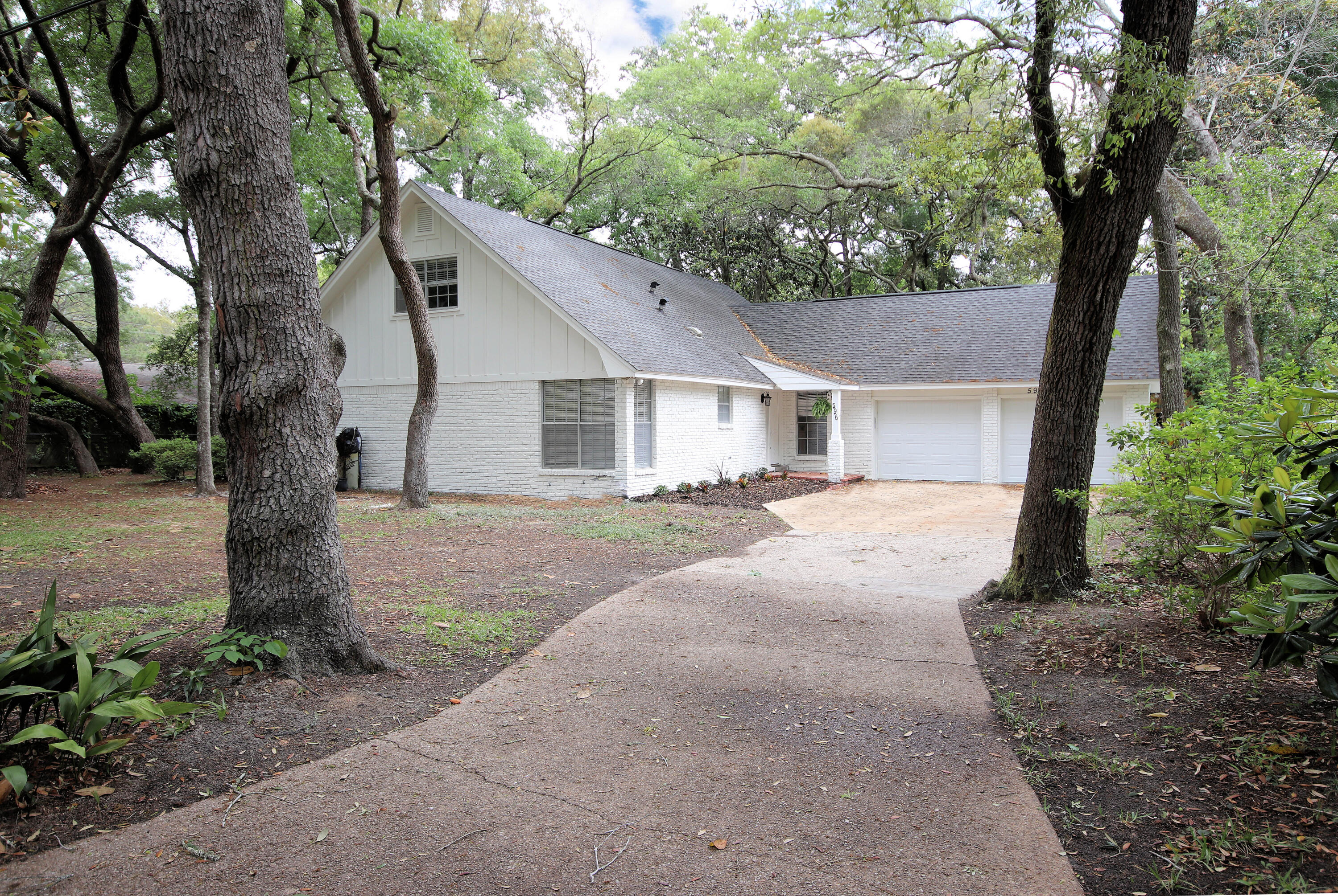 COUNTRY CLUB ESTATES - Residential Lease