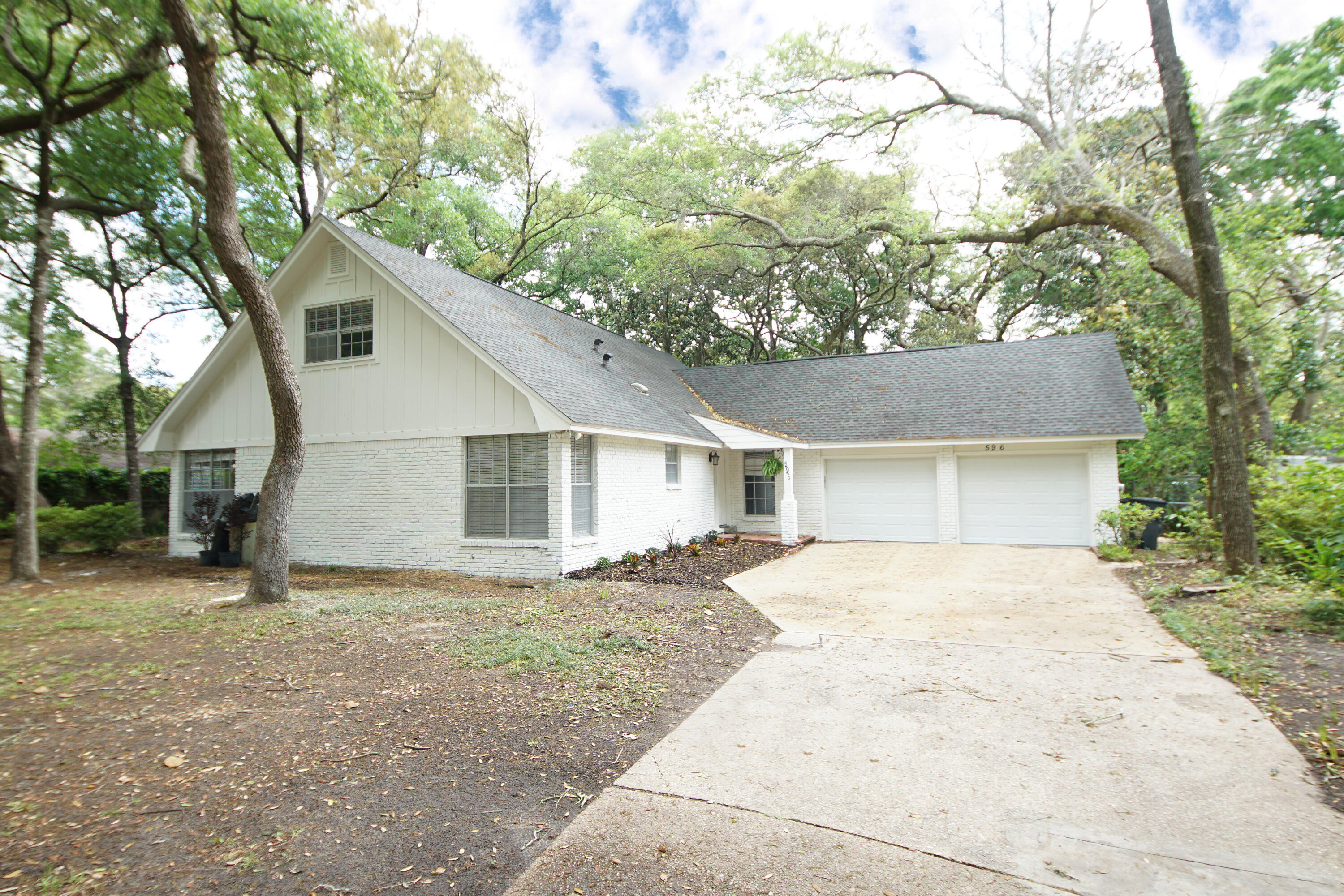 COUNTRY CLUB ESTATES - Residential Lease