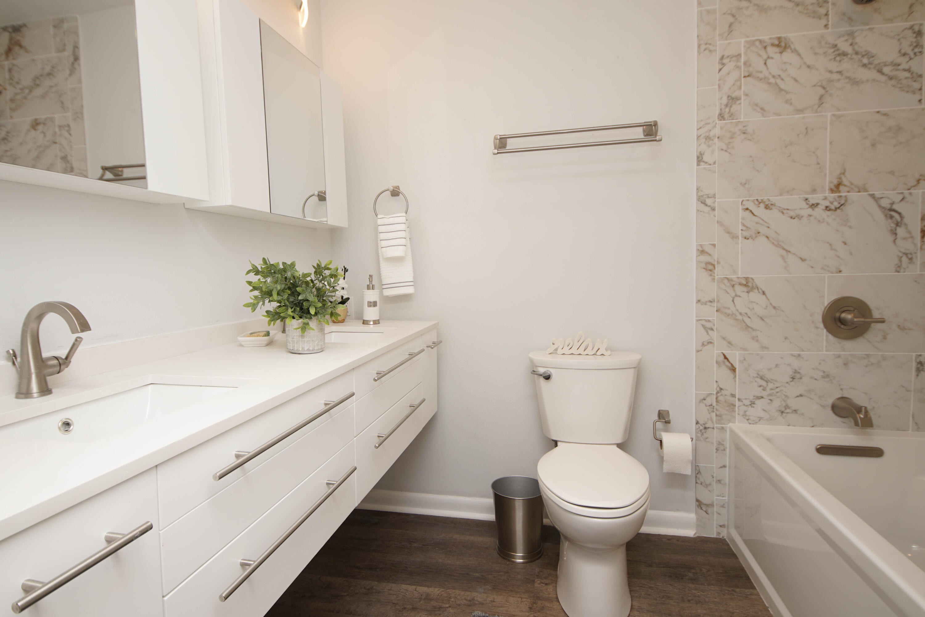 COUNTRY CLUB ESTATES - Residential Lease