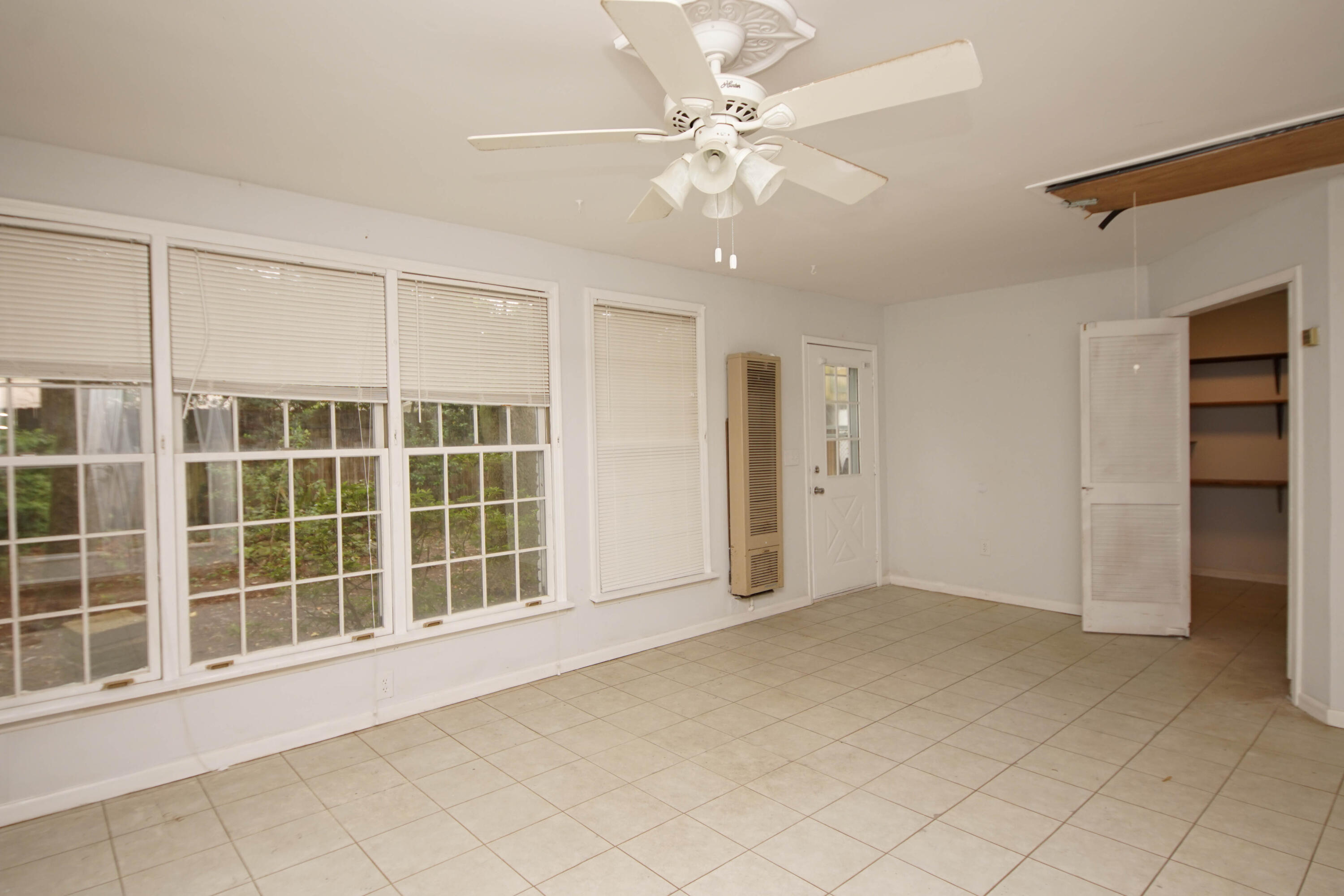 COUNTRY CLUB ESTATES - Residential Lease