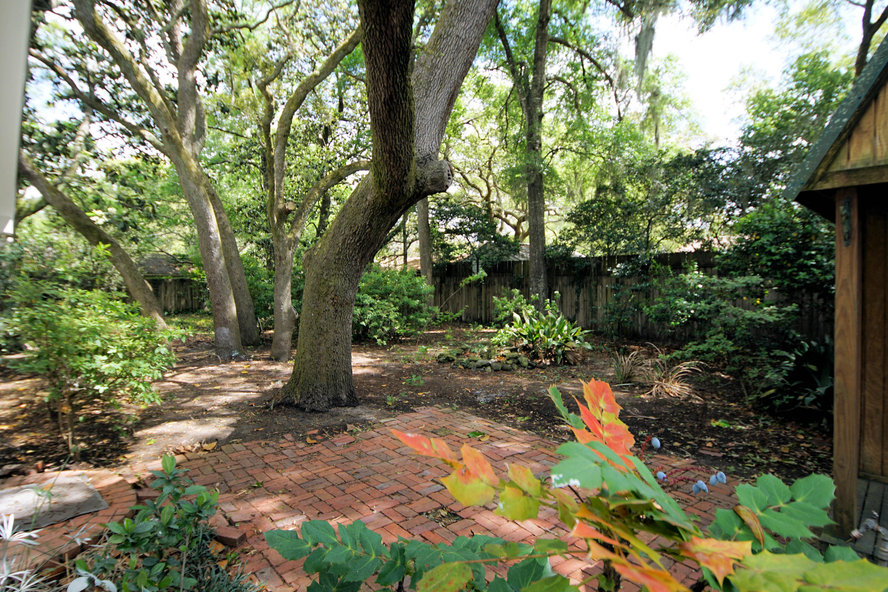 COUNTRY CLUB ESTATES - Residential Lease