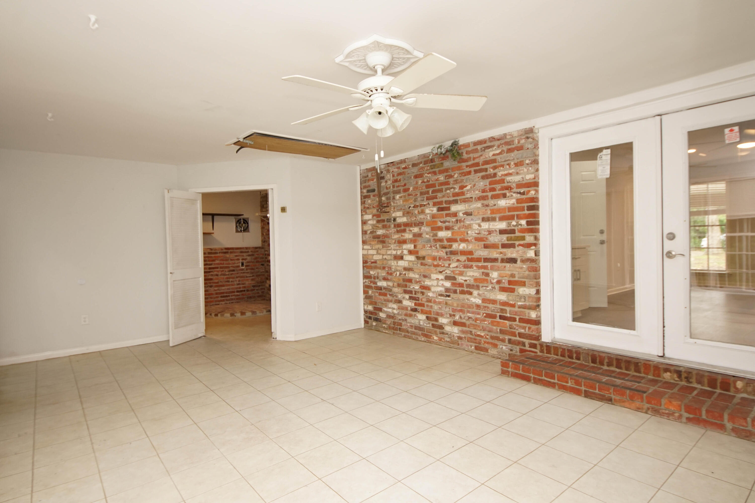 COUNTRY CLUB ESTATES - Residential Lease