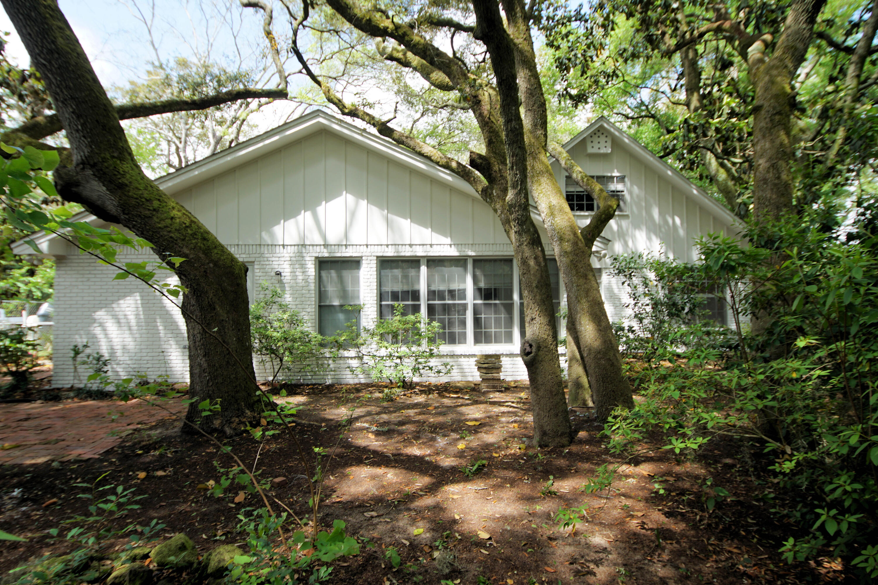 COUNTRY CLUB ESTATES - Residential Lease