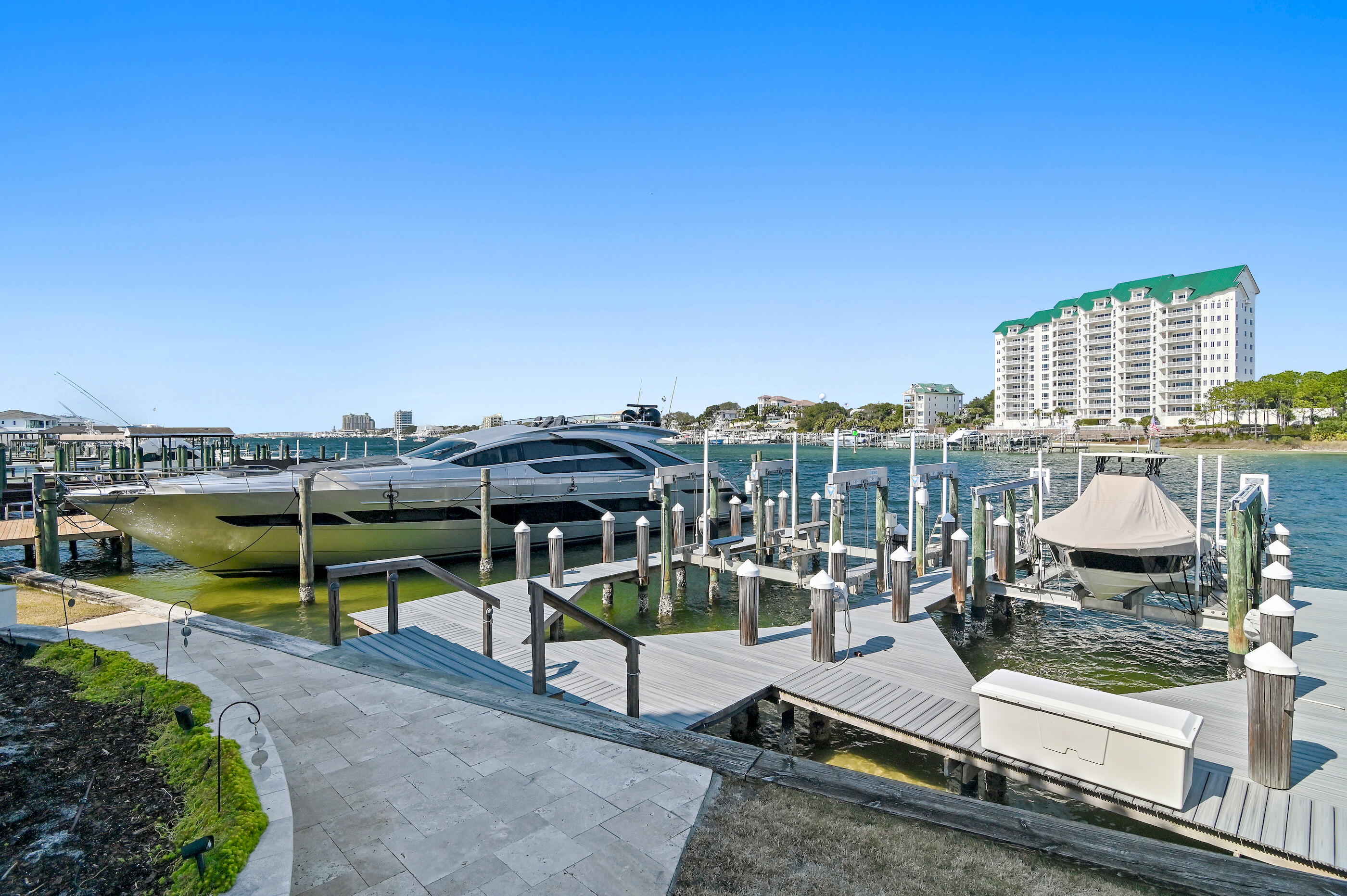 HOLIDAY ISLE - Residential