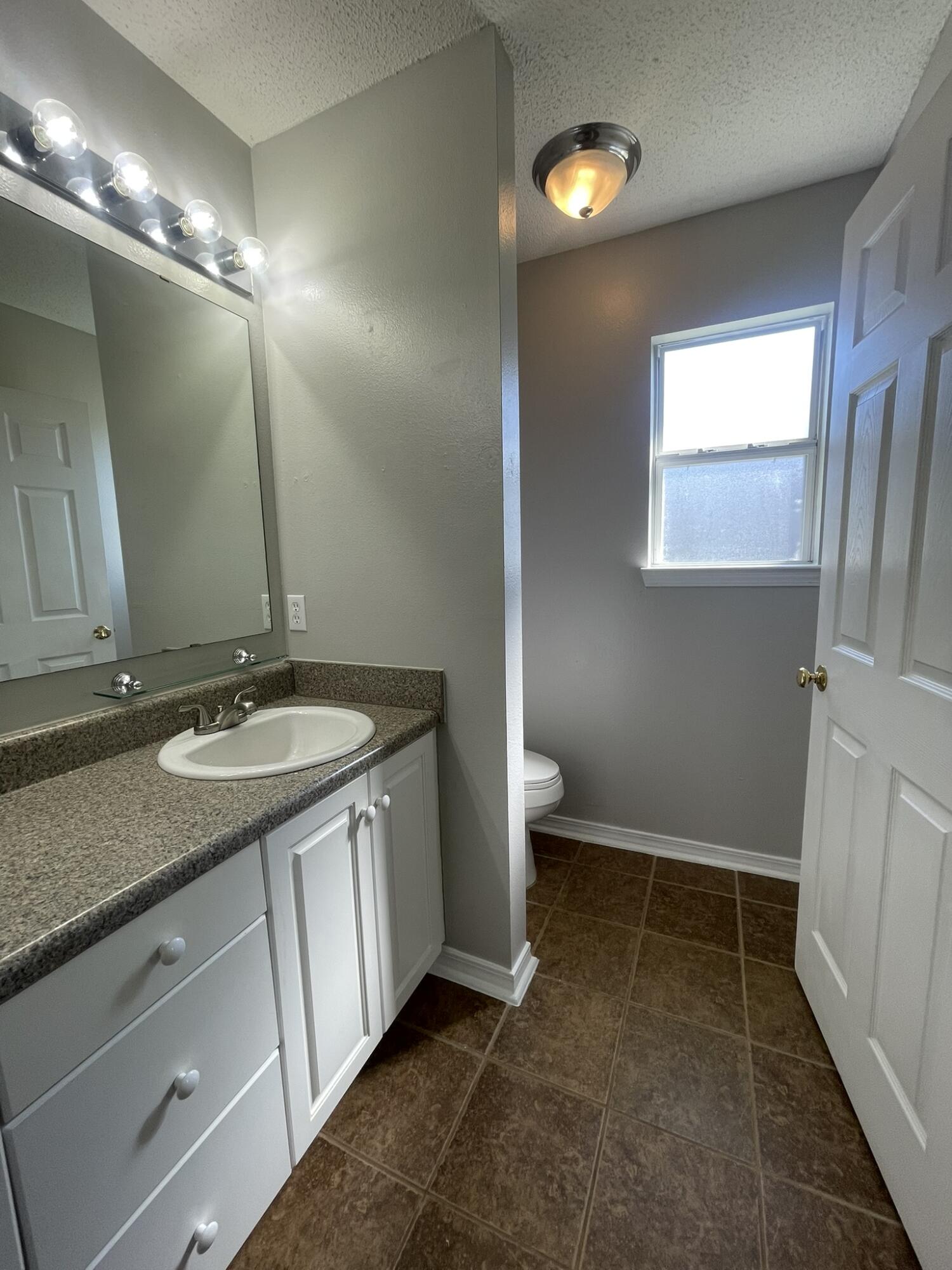 COUNTRYVIEW ESTATES 8TH ADDN - Residential Lease