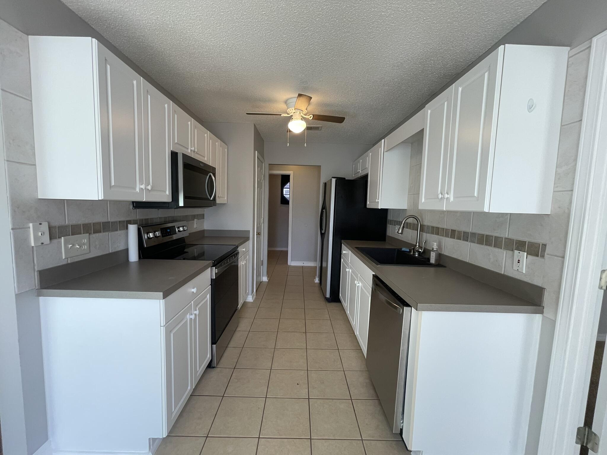 COUNTRYVIEW ESTATES 8TH ADDN - Residential Lease