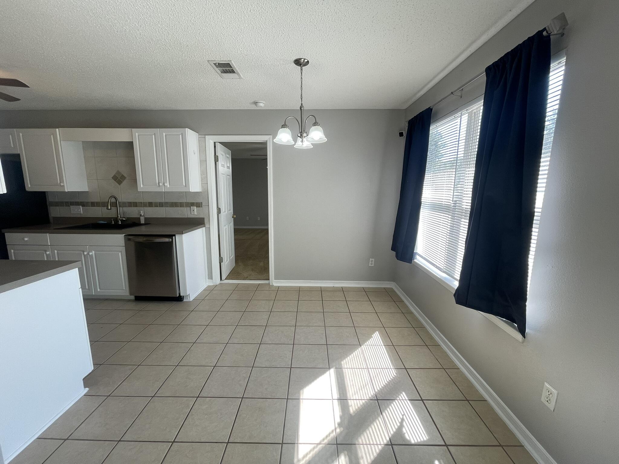 COUNTRYVIEW ESTATES 8TH ADDN - Residential Lease