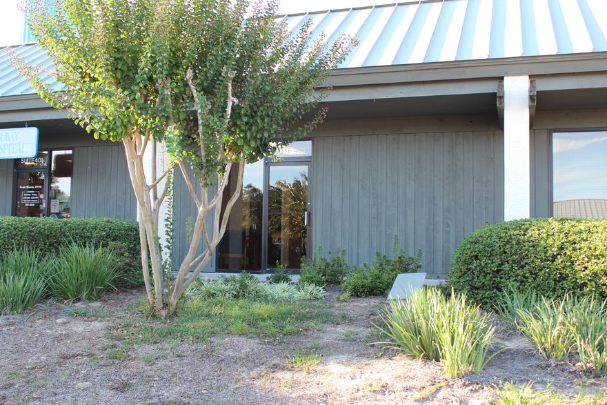 Move-In Ready! Located in popular Merchant's Walk in Bluewater Bay. Board meeting room, lobby area, large executive office, storage room, breakroom, and one bathroom. Plenty of room to construct a second office or re-construct to fit your business needs.