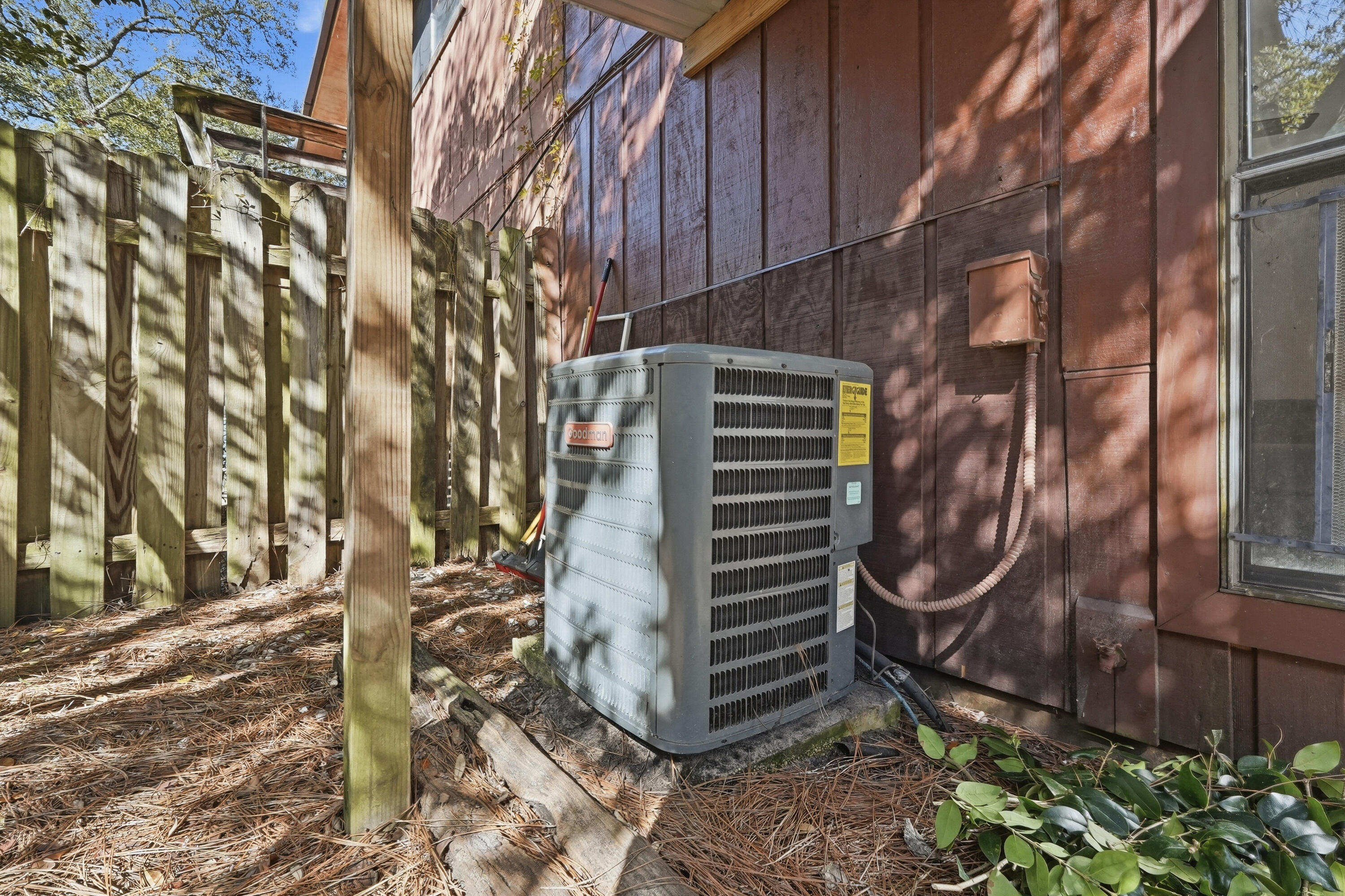 WHISPERING OAKS - Residential