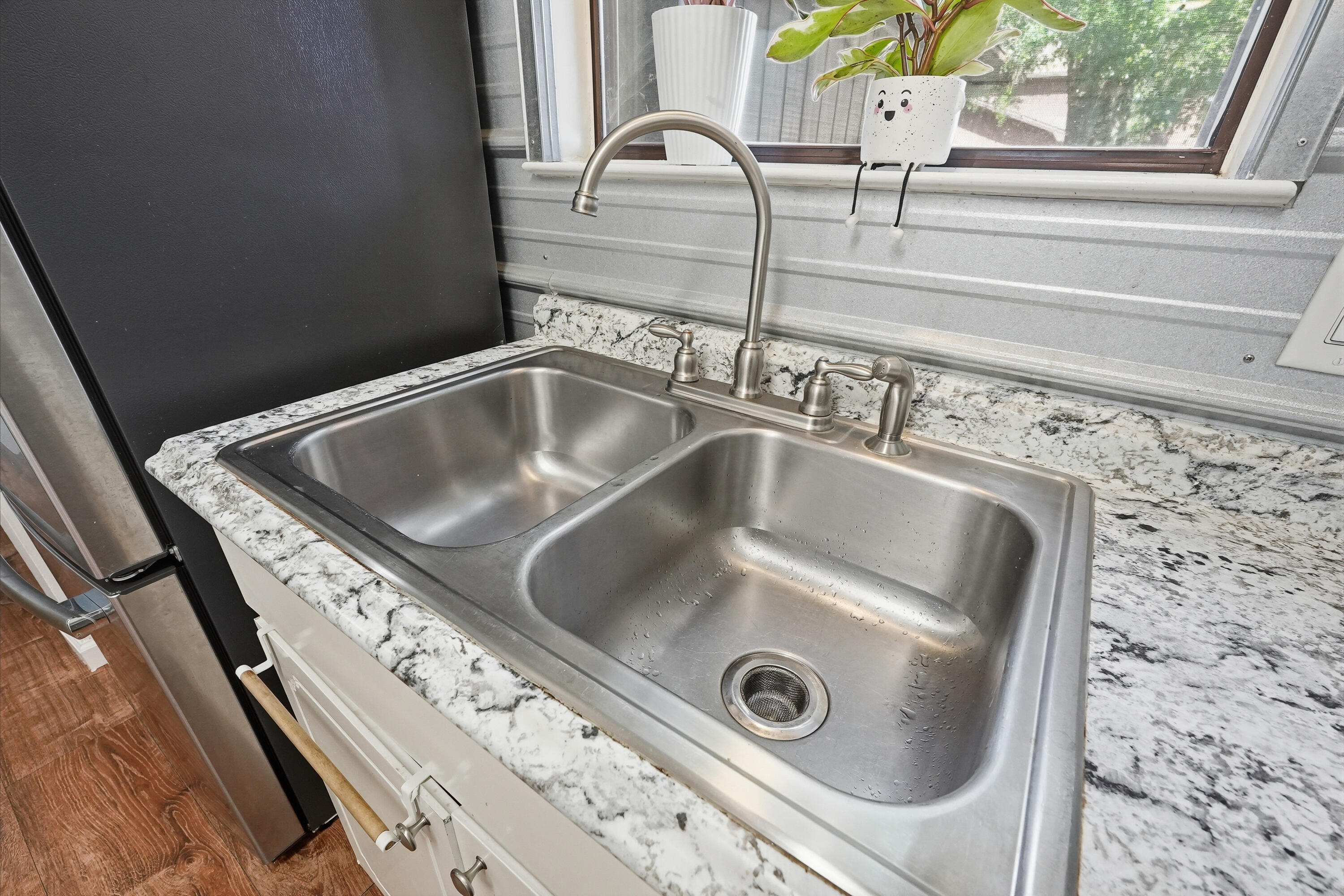 WHISPERING OAKS - Residential