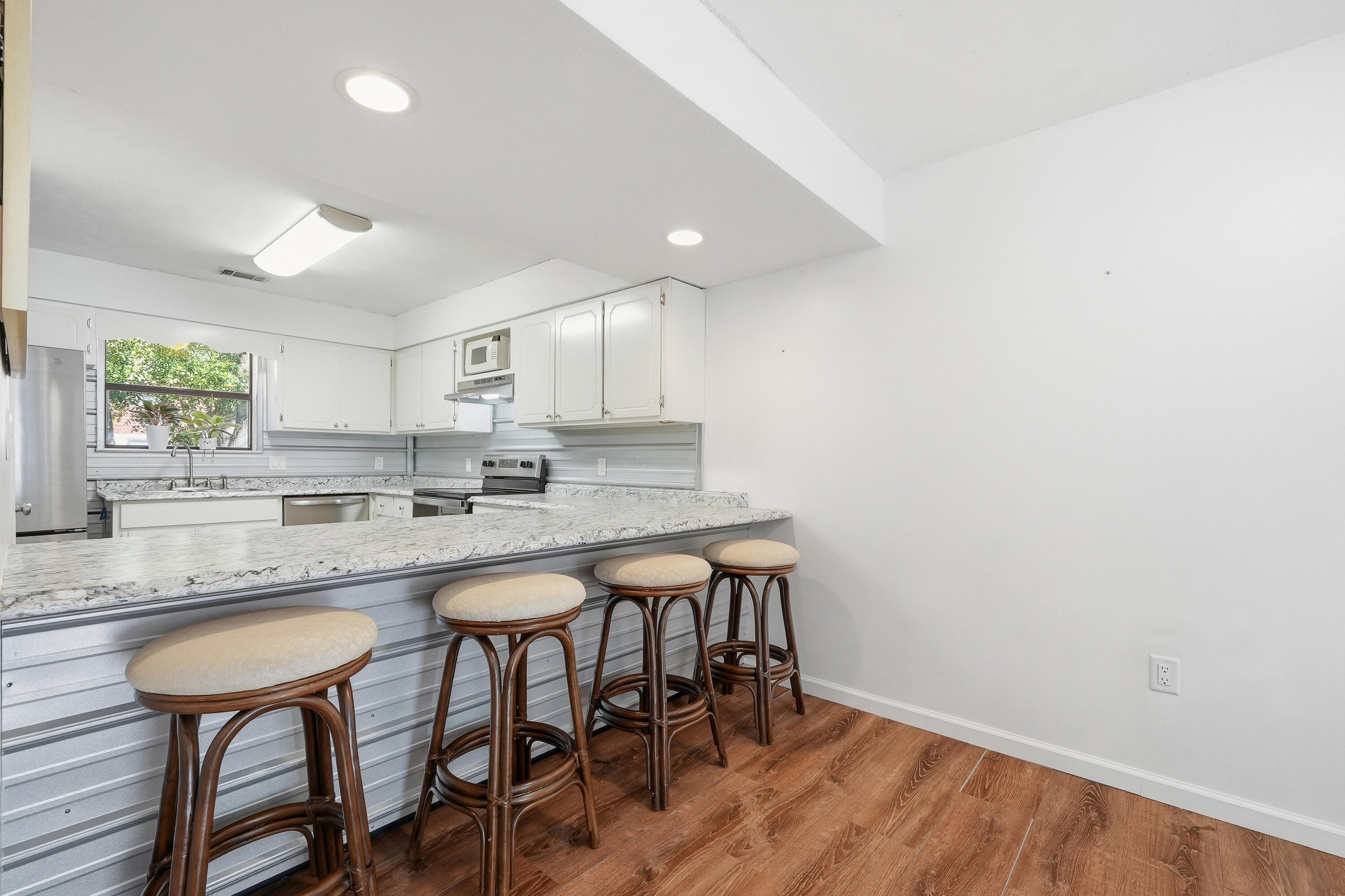 WHISPERING OAKS - Residential