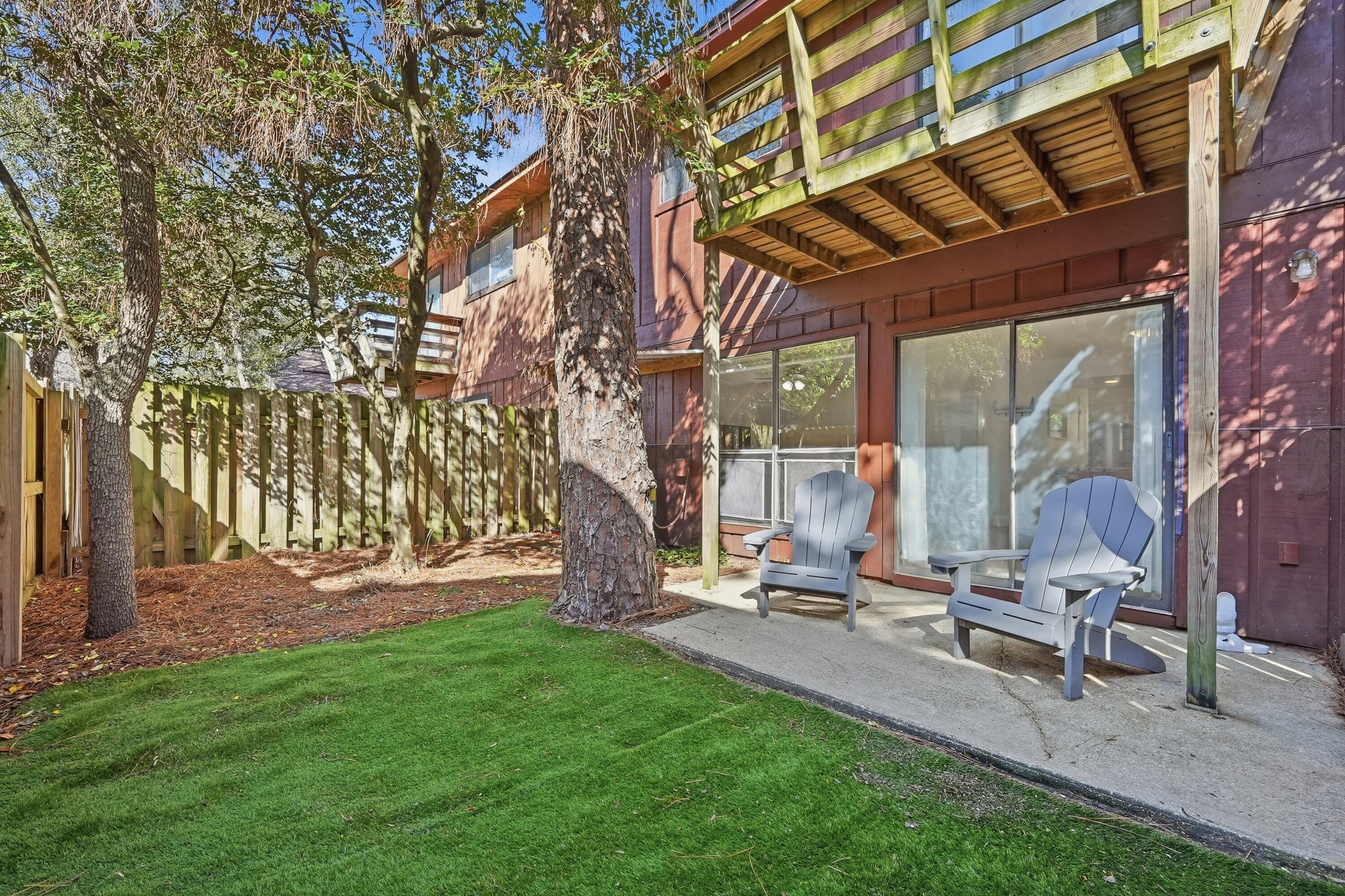 WHISPERING OAKS - Residential