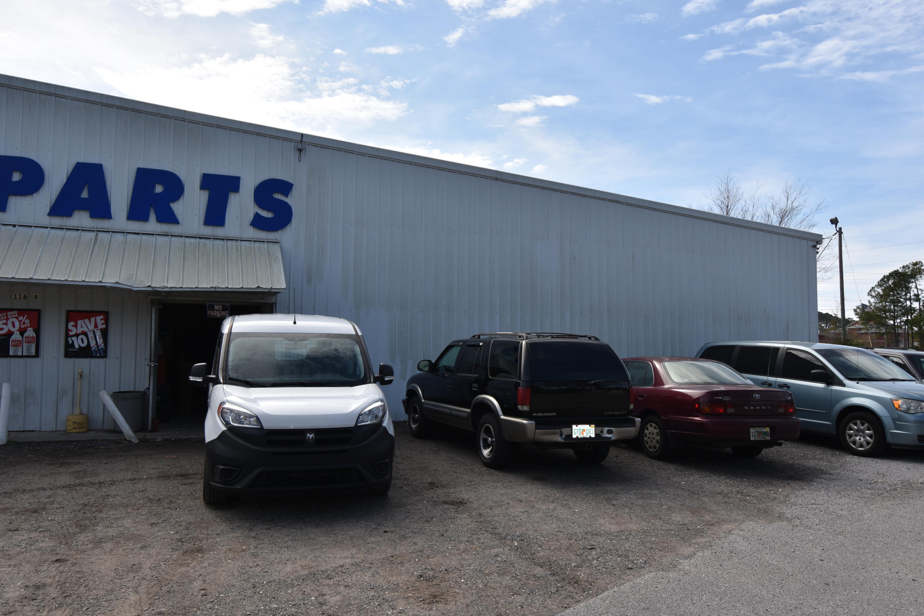 Main image without alt text