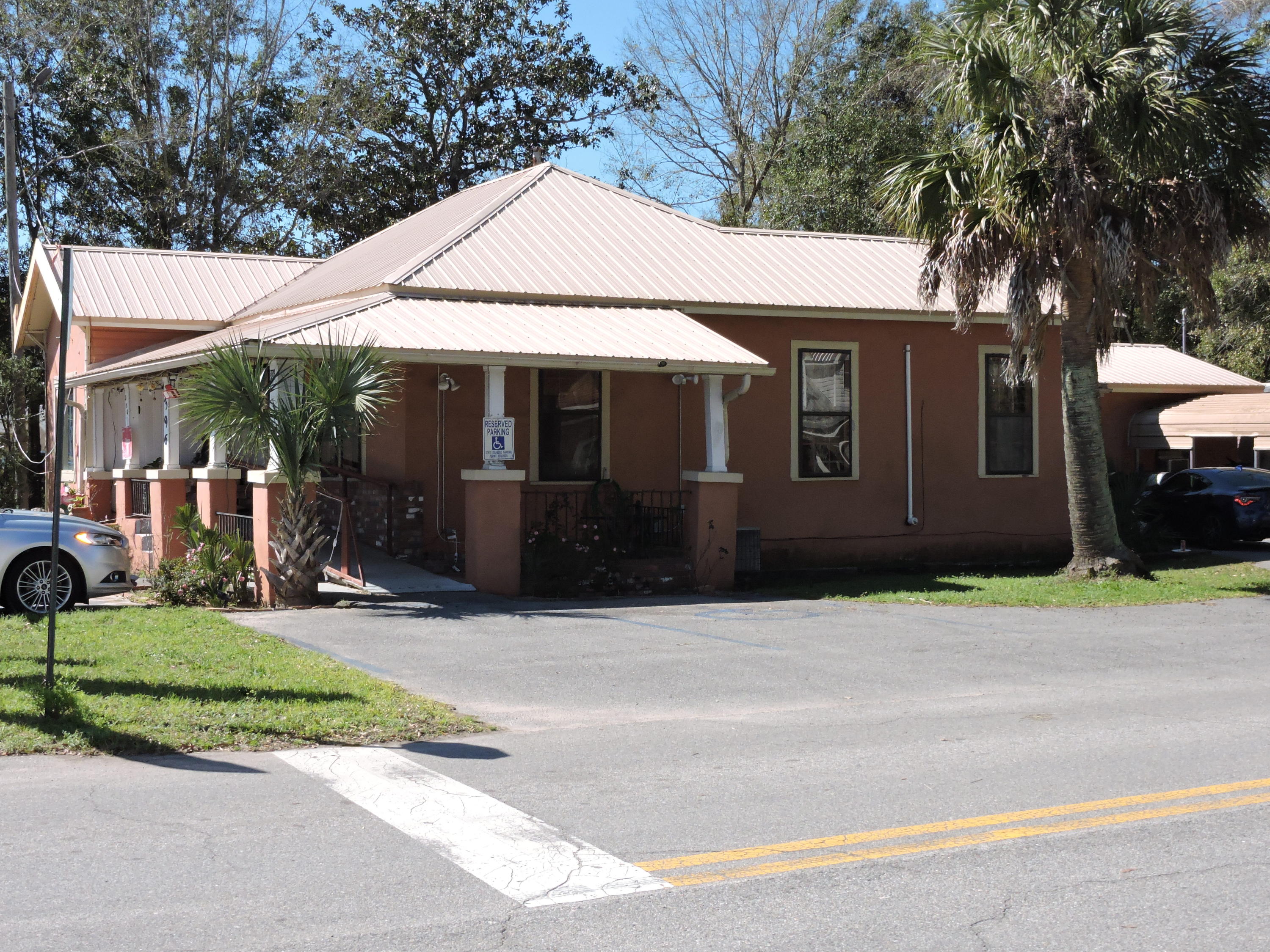 Main image without alt text