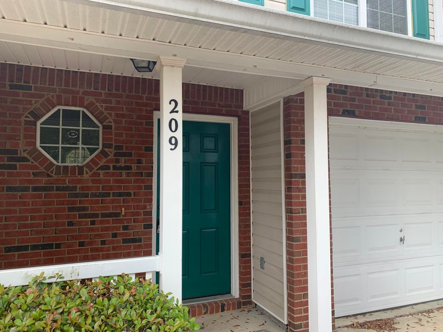 Well maintained townhome with a 1 car garage in the Heart of Crestview, This town home features 3 bedrooms upstairs, and 2 full Baths. Master bedroom has 2 closet one is a walk-in with plenty of storageLaundry room is also upstairs for convenience.Large open back yard