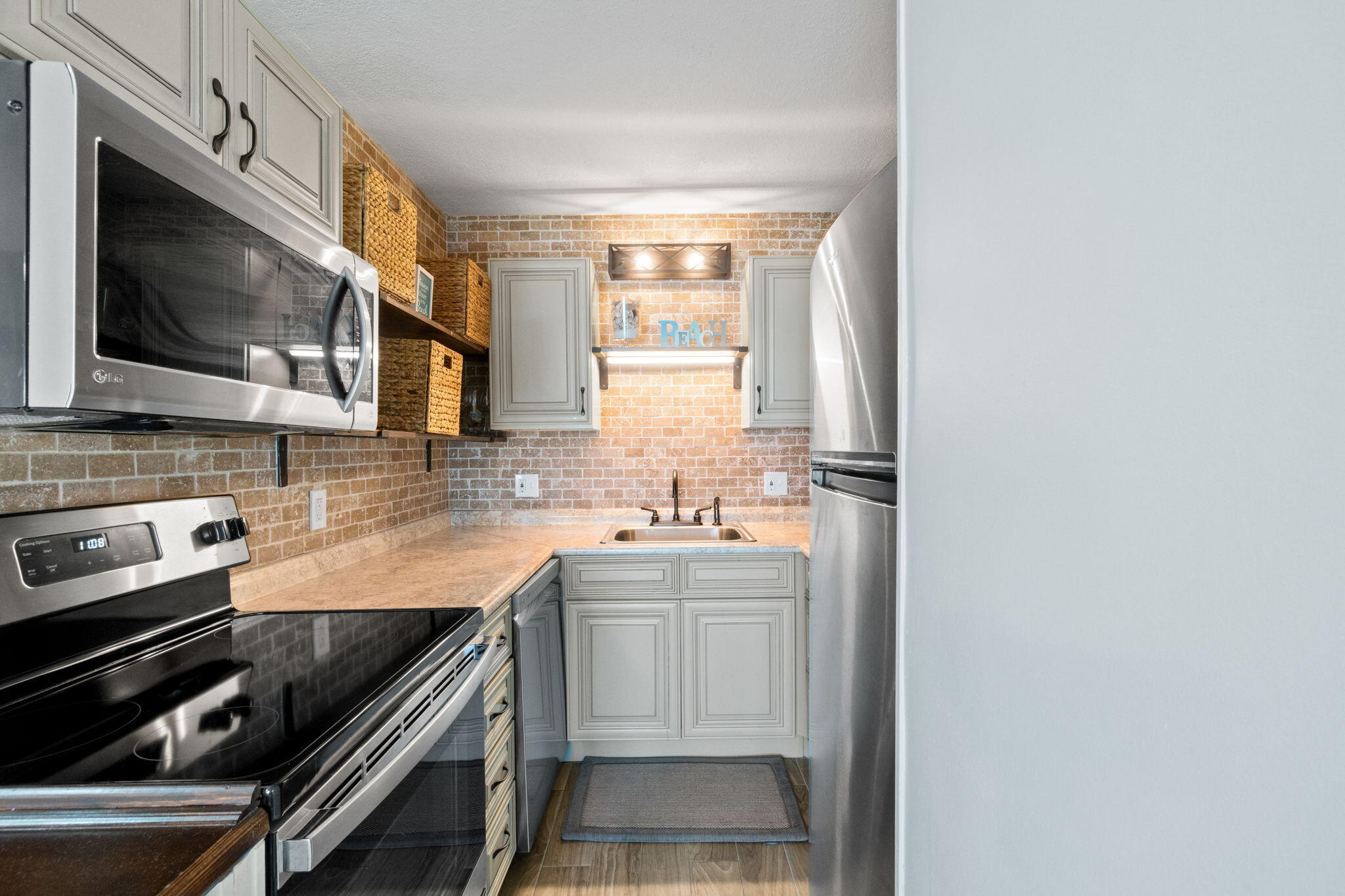 SUMMIT CONDOMINIUM, THE - Residential
