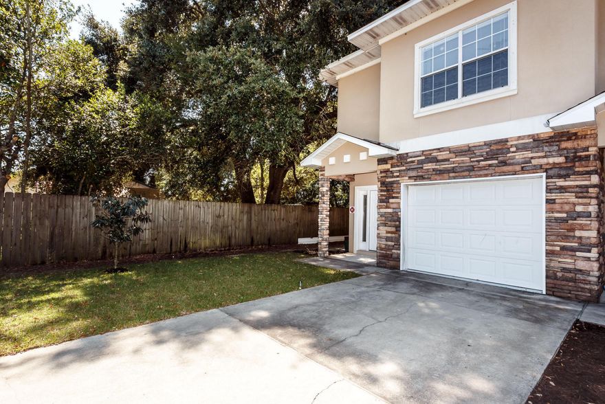 This renovated, upscale townhouse is perfectly located to be convenient to both Eglin and Hurlburt bases, as well as the University of West Florida and Northwest Florida State College campuses. The townhouse has had all new countertops and brushed metal fixtures, new wood look flooring in the foyer, and a new back deck with privacy fence partition. All of the bathrooms and kitchen have granite countertops and brushed metal fixtures. It has an exeptionally large master bedroom and great closet space.