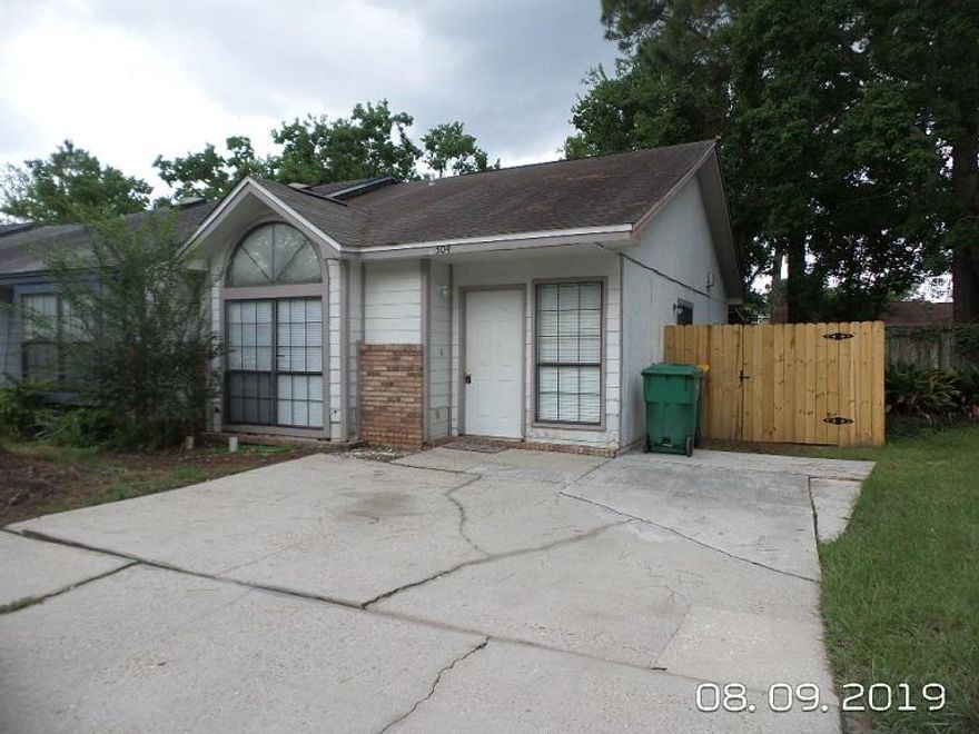This end unit is perfect for military. Close to both bases. Covered porch with storage unit in yard. Light and bright with 2 sliding glass doors in unit. Washer and dryer hook up inside laundry room. No Smoking inside please!
Sorry but no pets allowed!!