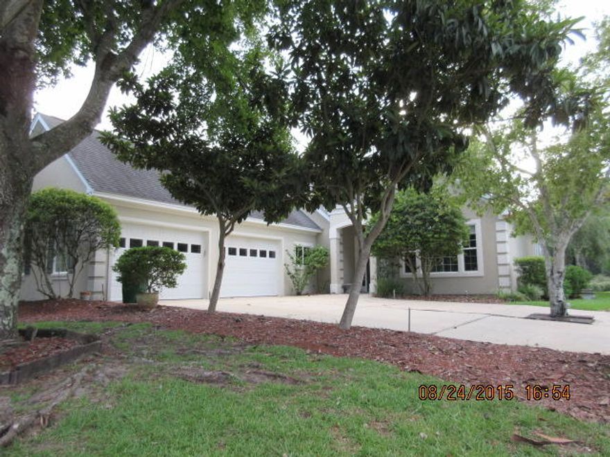 Custom built and beautiful!!!! Lots of top of the line feature. Hardwood and Indian slate floors, 2 pantry's, and marble counter tops. Breakfast nook overlooks the golf course..Check out the bedroom sizes! Master bedroom has 2 closets and 2 vanities, BIG shower. HUGE bonus room above garage for storage.
Vacant and ready for a new family!!