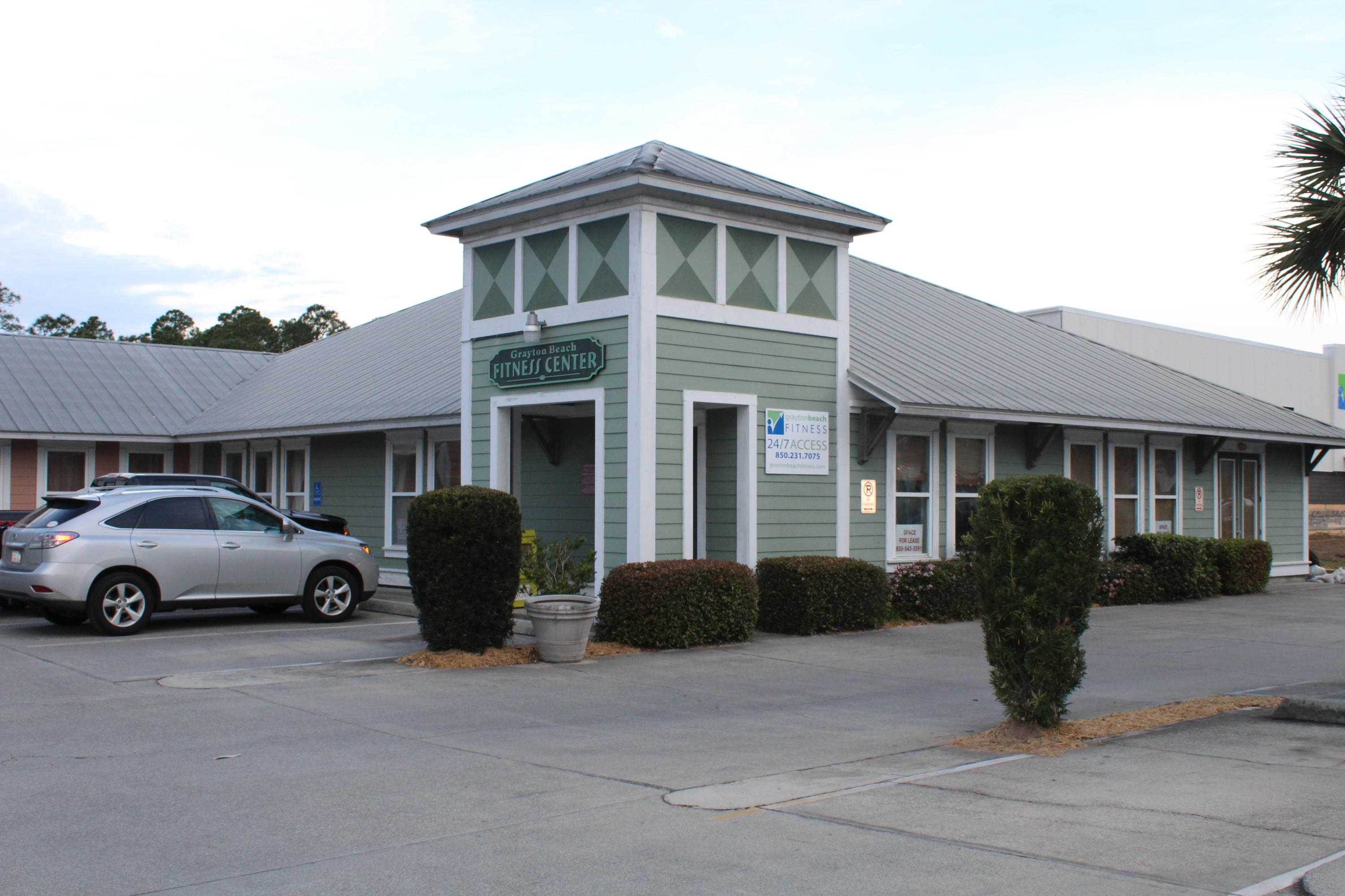 Great location for any business. It is currently a gym with bathrooms/lockers, 3 offices, 1 laundry/utility room and open space. Building is going to be painted. No restaurants please.
