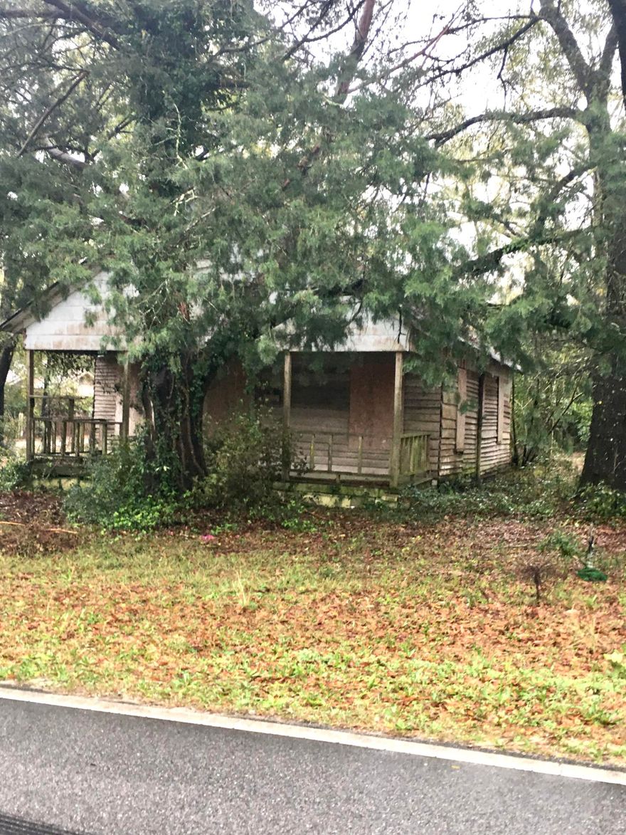 3 lots for sale....Buyer to remove older home with poplar-siding and metal roof and car shed. The lumber siding may prove valuable. Has appx.. 122' on frontage on Bay Ave. and 150' on Washington St.
Improvements include city sewer, city water tap and electrical run to the house.