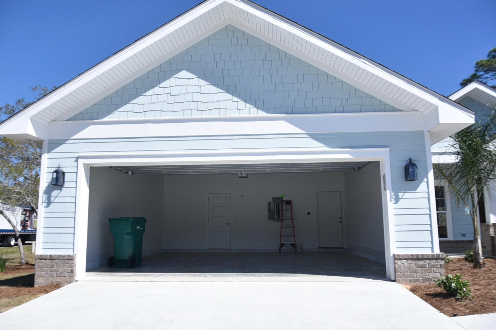 PELICAN BAY - Residential