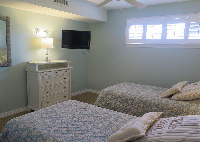 ISLANDER CONDO - Residential