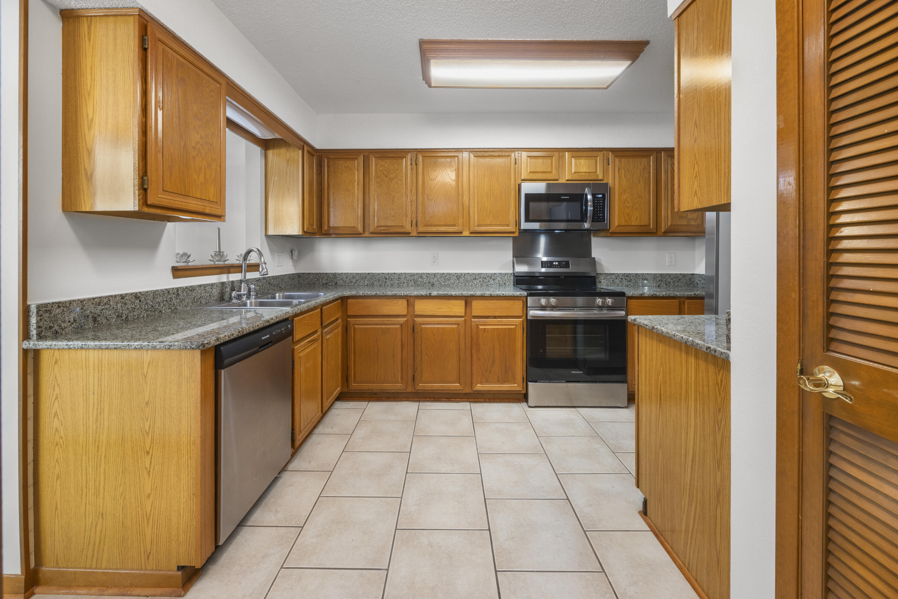 ROYAL OAK VILLAGE III-B LOT 1002 - Residential