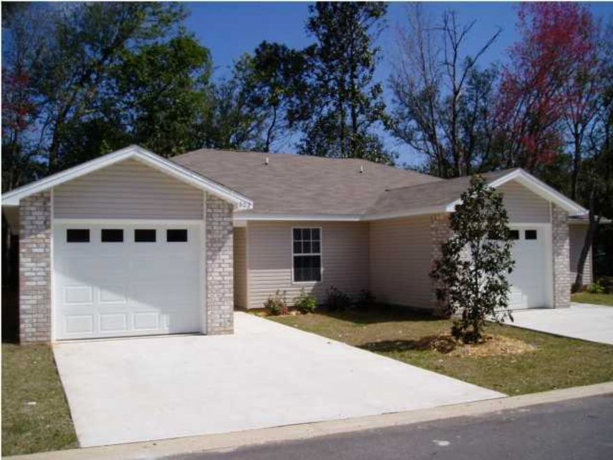 What a nice place! Like new, spacious 2 bedroom townhouse with 1 car garage! Kitchen has all appliances including built-in microwave. Spacious laundry room off kitchen. Don't miss out! Sorry no pets. Lawn service included. Available 3/10/16