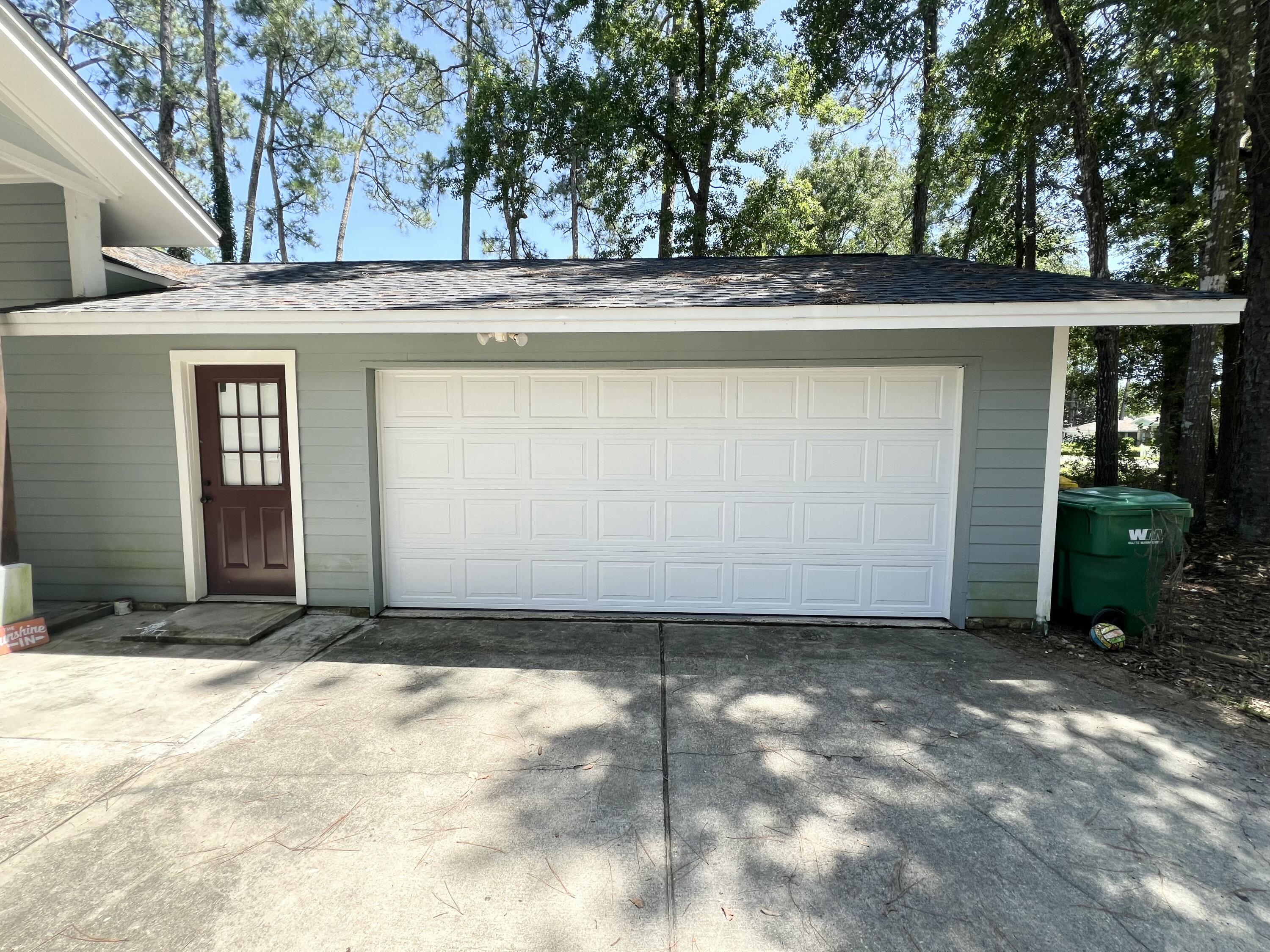 Beautiful 4 bedrooms 3 bath Home with 3,000 s/f heated & cooled space! SELLER OFFERING UP TO $10K TOWARDS BUYER'S COSTS. Home sits on 0.45 acres in the heart of Niceville Fl, and is conveniently located to Eglin AFB, 7th Special Forces Group, and Hurlburt Field. The large lot has enough space for your pool to enjoy with family and friends during those Hot days of summer. Huge master bedroom with walking closet, large bathroom with separate shower and tub. A bonus room and large living/dinning area with 14' vaulted ceiling, spacious kitchen that features stainless steel appliances and 40'' dual-fuel gas range, breakfast bar and two pantry closets. The home features a wood-burning fireplace that warms up the living room during those cold winter days. HVAC with gas furnace(2023) ROOF 2023 TANK-LESS HOT WATER HEATER 2023, FRESH PAINT 2023, HEATED & COOLED GARAGE.
