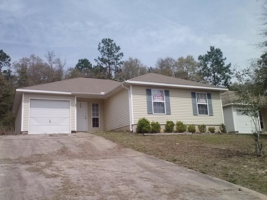 Great at the end of a cul de sac. open floor plan with wood laminate floor. nice and private