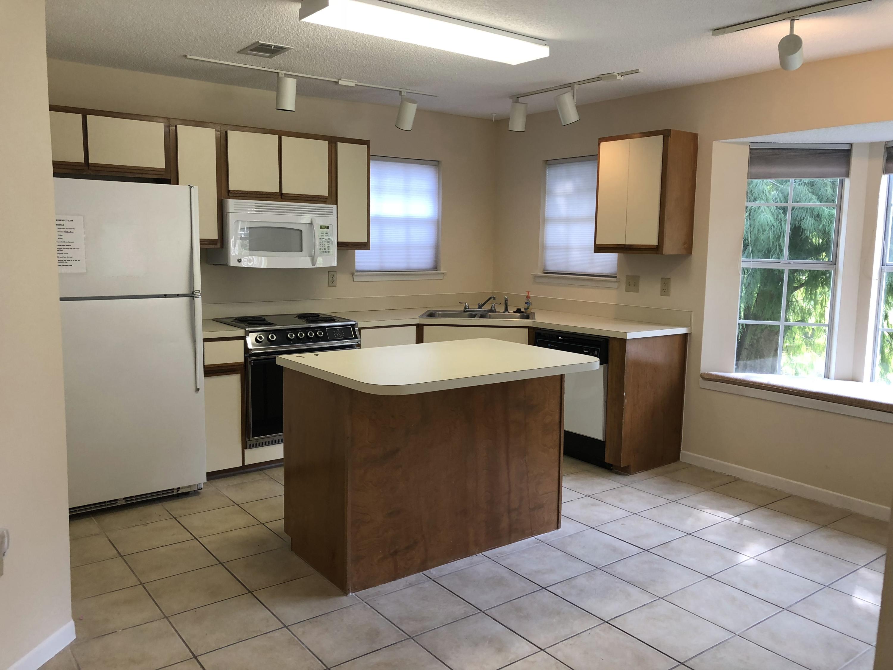 FAIRWAY LAKES - Residential Lease