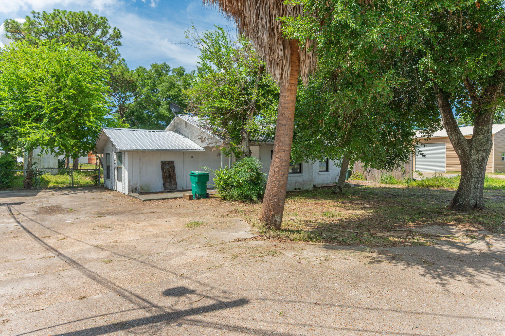 Main image without alt text