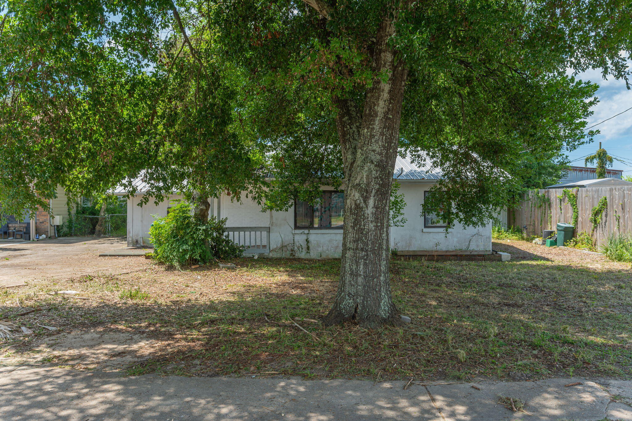 Main image without alt text