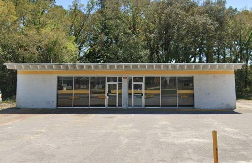 entered for comps, was not listed.  Buyer will tear down old building and build new Dollar General.   Frontage on Hollywood Blvd and Memorial Pkwy.