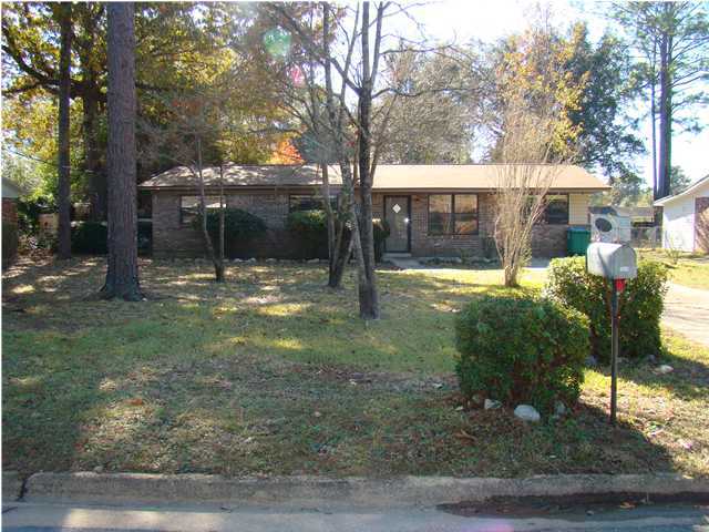 NICE BRICK HOME WITH IN GROUND POOL. FENCED BACK YARD AND SCREENED PORCH. MONTHLY RENTAL PRICE INCLUDES YEARLY POOL SERVICE.
