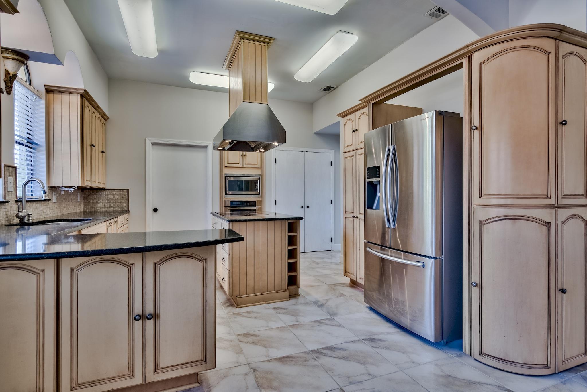 COUNTRY CLUB ESTATES - Residential