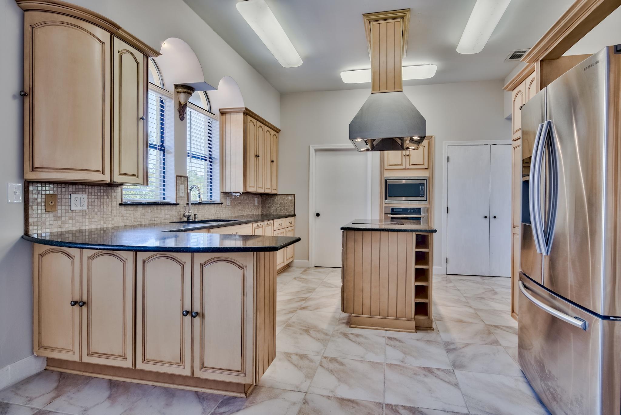 COUNTRY CLUB ESTATES - Residential