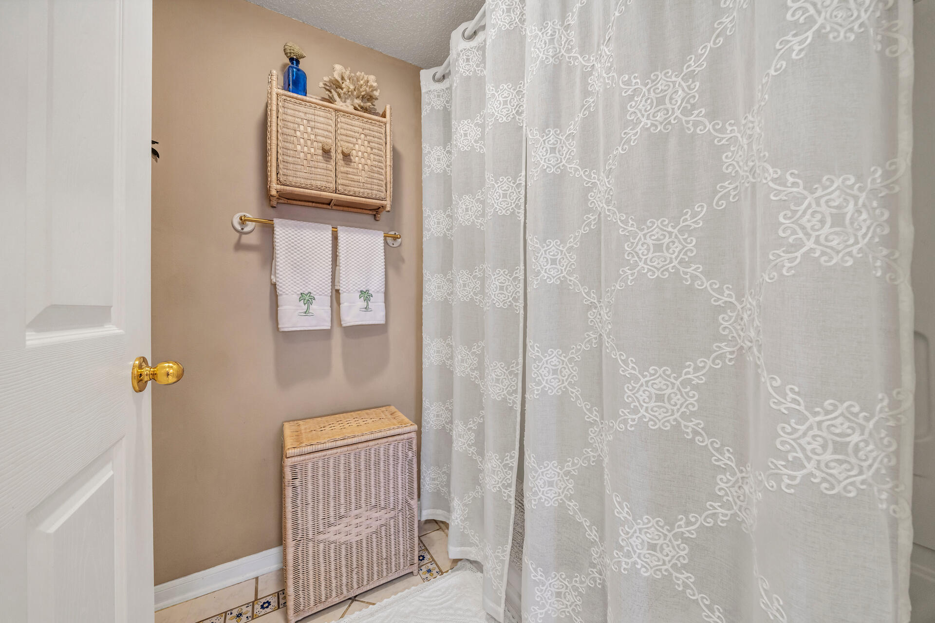 EMERALD TOWERS WEST CONDO - Residential