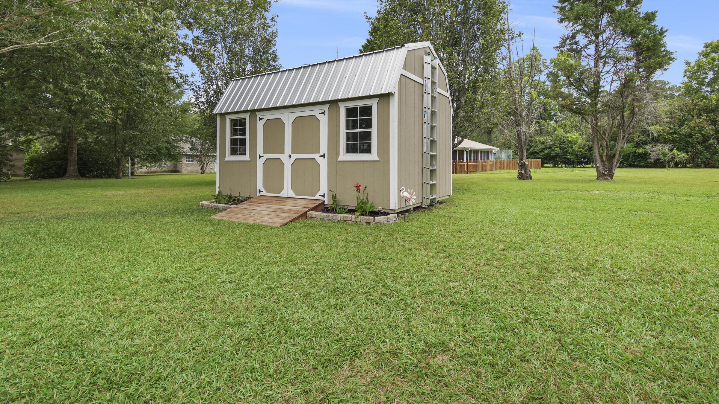 PINE SHORES - Residential