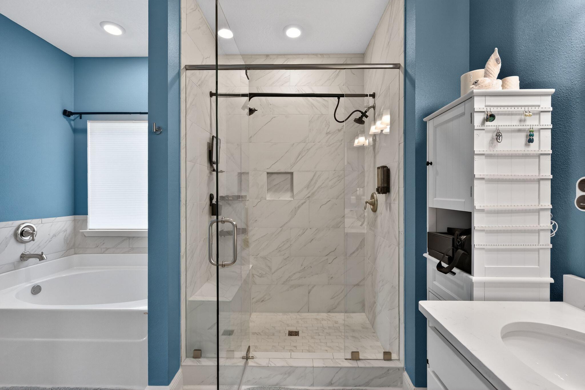 83A to rgt onto Hammock Oaks Bld. Left on N Hammock Way, left onto Oak Tree Lane, 2nd house on left - Residential