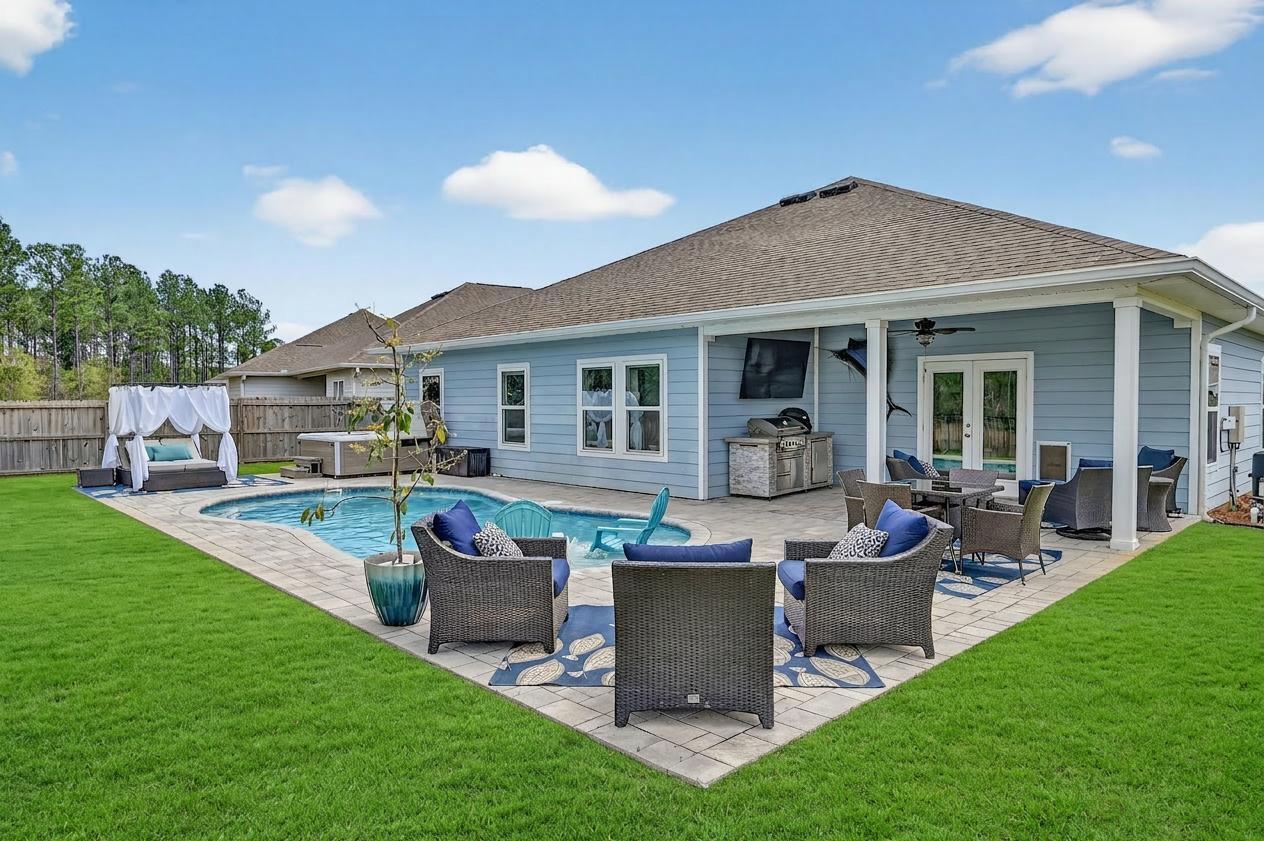 83A to rgt onto Hammock Oaks Bld. Left on N Hammock Way, left onto Oak Tree Lane, 2nd house on left - Residential