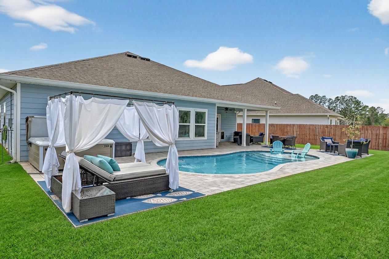 83A to rgt onto Hammock Oaks Bld. Left on N Hammock Way, left onto Oak Tree Lane, 2nd house on left - Residential