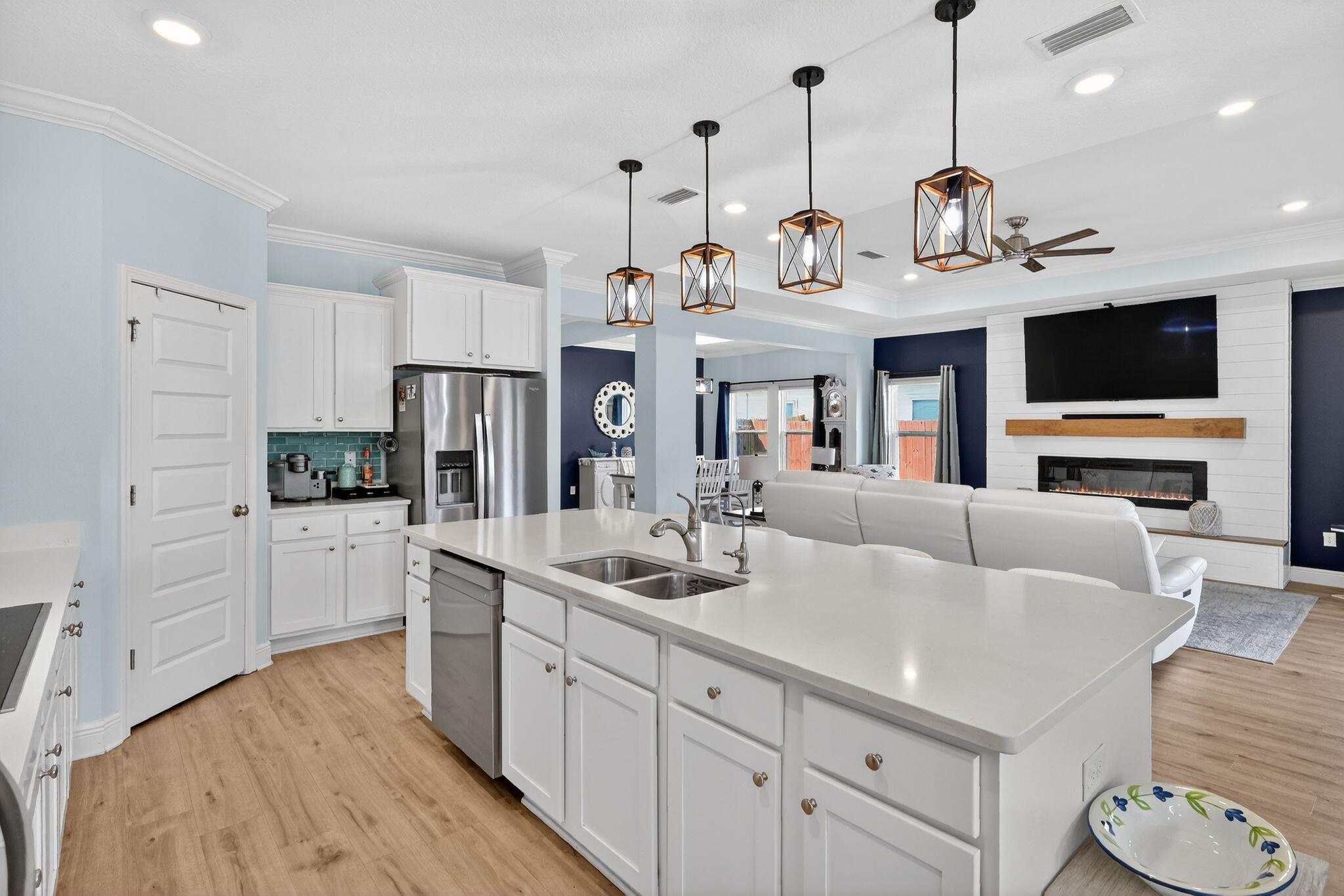 83A to rgt onto Hammock Oaks Bld. Left on N Hammock Way, left onto Oak Tree Lane, 2nd house on left - Residential