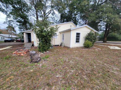 A home in DeFuniak Springs