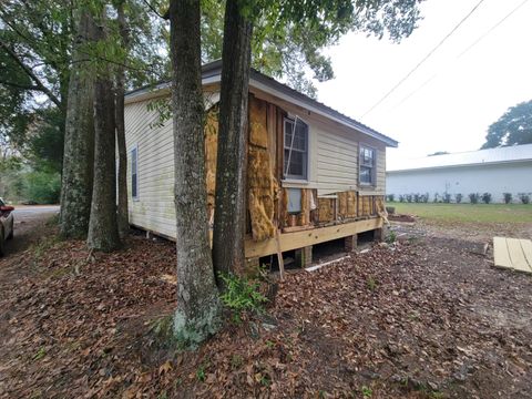 A home in DeFuniak Springs