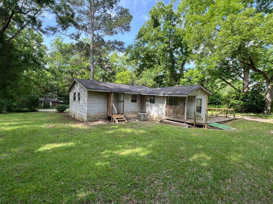 This HUD REO property is nestled just a few miles from the Alabama/Florida border and rests on just under 1 acre. Home was built in 1970 and has 2 bedrooms 1 bath and is 840sf. Home needs repairs and thus will only qualify for rehab loans only. Property is FHA Insurable with escrow (IE).