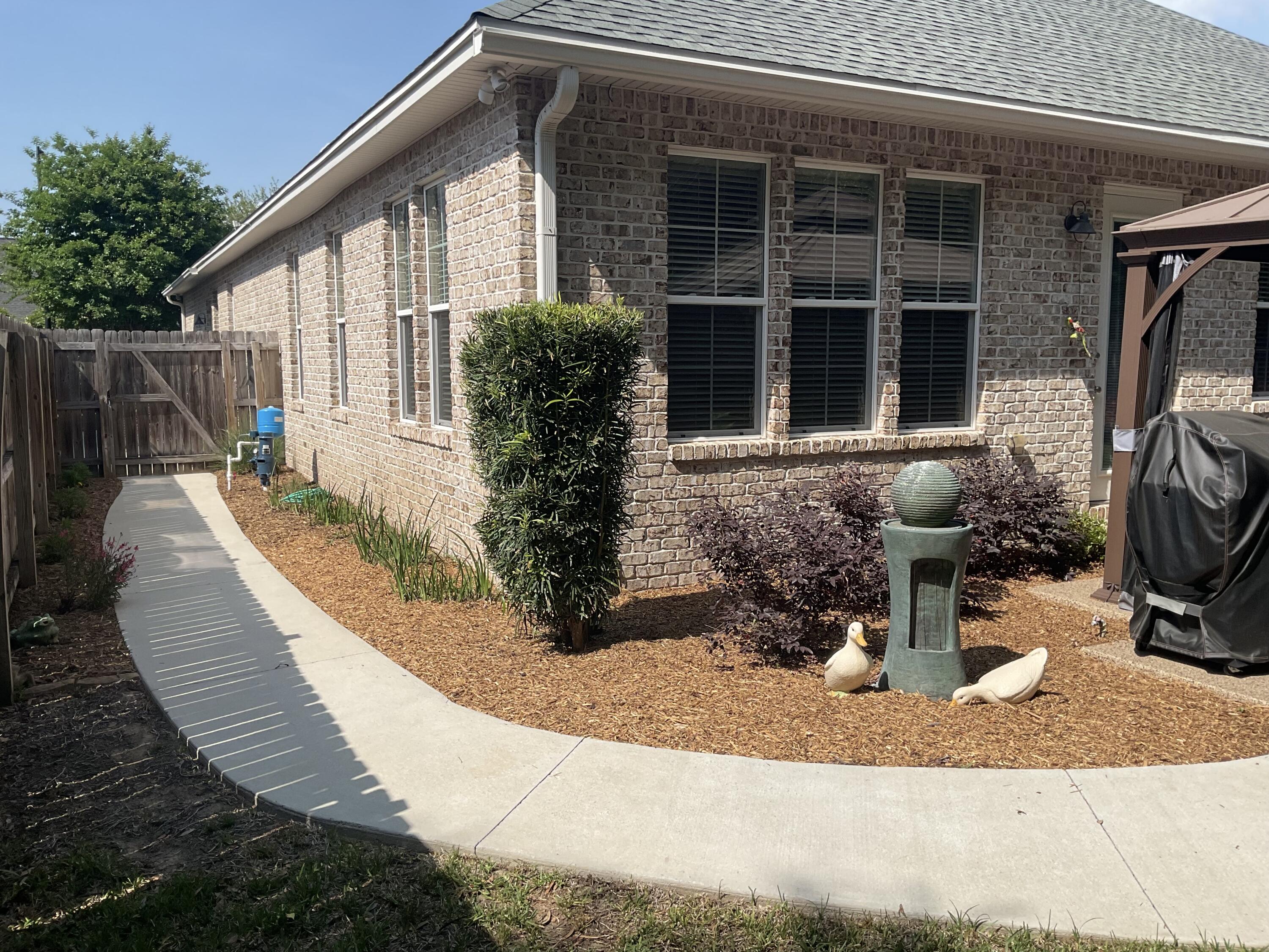 THE STABLES AT ROCKY BAYOU - Residential Lease
