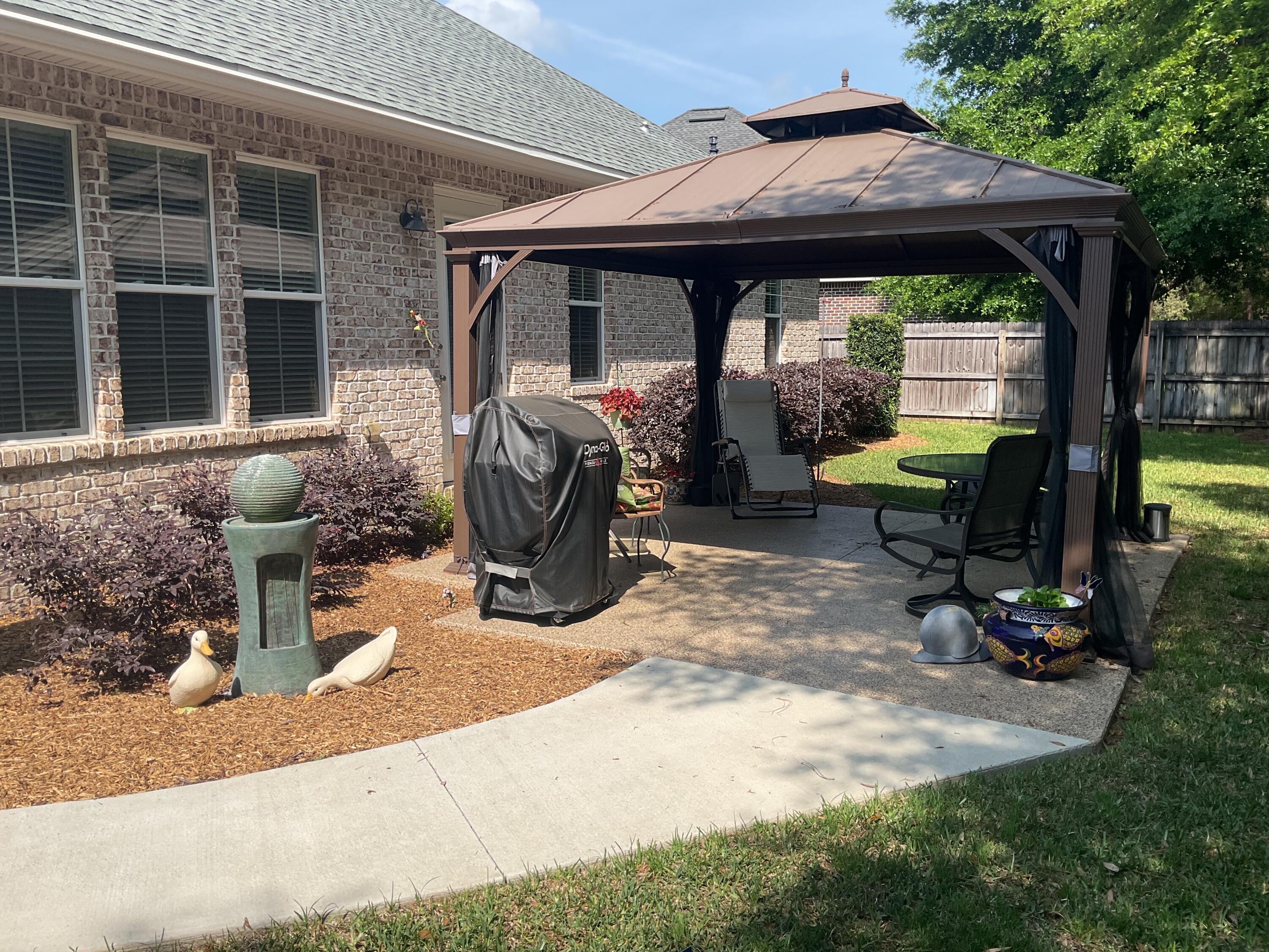 THE STABLES AT ROCKY BAYOU - Residential Lease