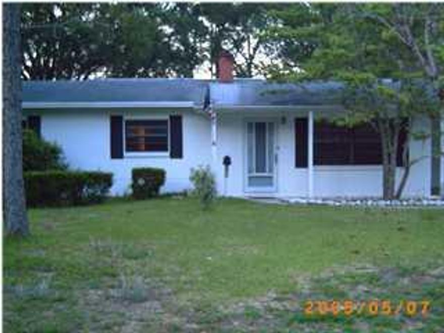 **November 1**Pets considered per owner approval, **Updated Pictures Coming Soon**Welcome home to this 3 bedroom, 2 bath single-story with an easy, practical layout. The main living area feels bright and open with tile flooring and a ceiling fan for year-round comfort. The eat-in kitchen offers plenty of cabinet space and counter room, plus refrigerator and range.The primary suite includes a double-sink vanity and tub/shower combo; the second full bath is nicely finished with neutral tones. Bedrooms are carpeted for a cozy feel. Outside, enjoy a large front yard and off-street parking via the driveway. Obligo: ***Cut the Upfront Costs  Move In Without a Security Deposit!***
We've partnered with Obligo to help qualified renters save money when it matters most.

*All pets are registered via pet screening, and all assistance animals are verified through the same screening process.**

**Carpet cleaning (if applicable) & Admin Fee charged **

Tenant to verify all data. Please contact Sound Choice Real Estate to schedule a showing- 850-389-8533.

***Approval is based on several factors as follows***
- Rental History and Verification
- Employment History and Verification
- Credit History
- Criminal Background & Terrorist Database Check
- Pet Verification